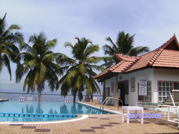 Backwaters of Kerala, spice gardens & beach vacation