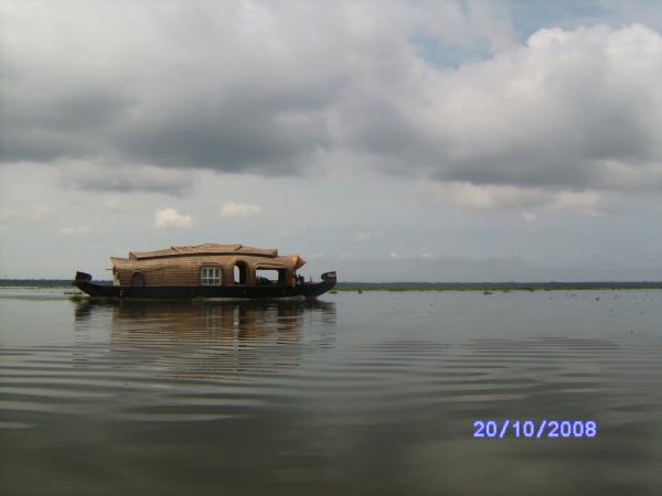 Backwaters of Kerala, spice gardens & beach vacation