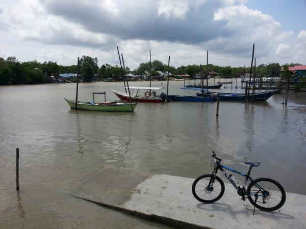 Borneo wildlife cycling vacation
