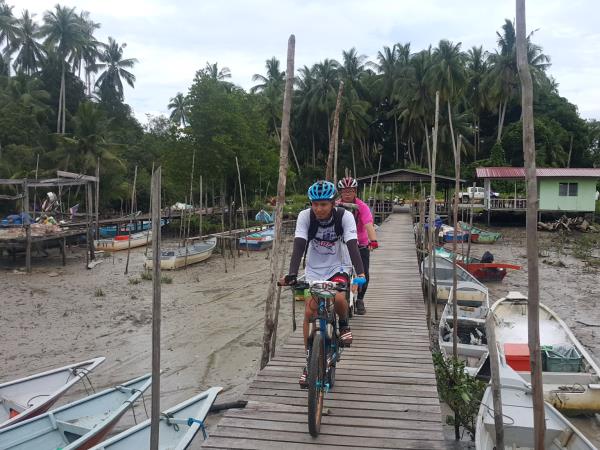 Borneo wildlife cycling vacation