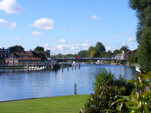 Thames Path walking vacation in England