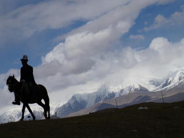 Mt. Muztagh Ata Base Camp trekking tour, China