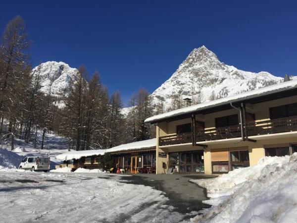 Alternative family winter vacation in Chamonix, France