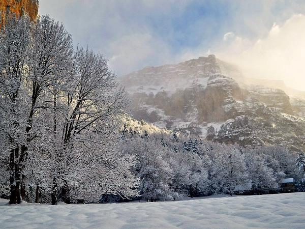 Winter hiking vacation in Spain, Spanish Pyrenees