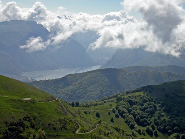 Lake Como summits walking vacation, Italy