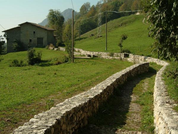 Bergamo circular walking tour in Italy
