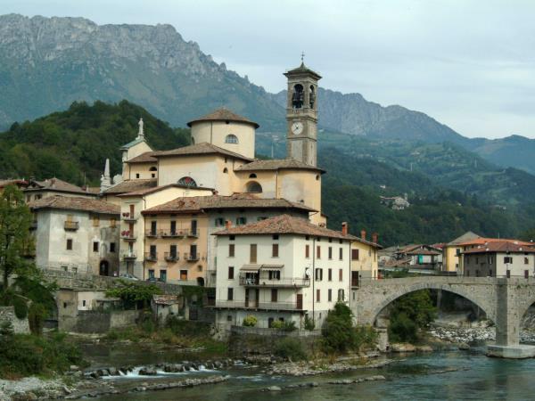 Bergamo circular walking tour in Italy