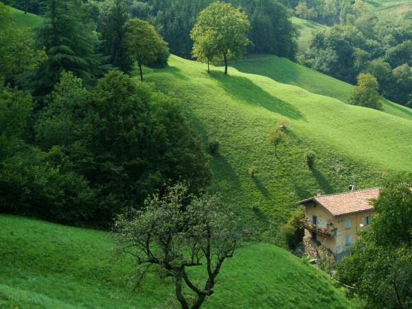 Bergamo circular walking tour in Italy