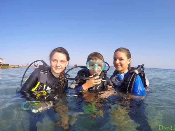 Family learn to scuba dive holidays