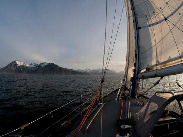 Midnight sun sailing vacation in Norway