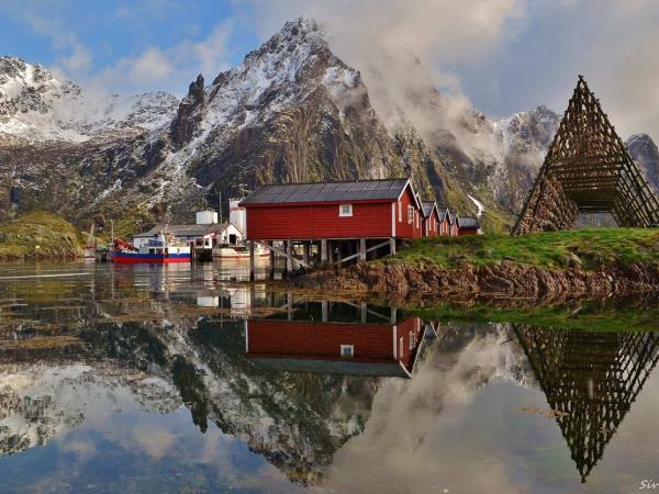 Midnight sun sailing vacation in Norway
