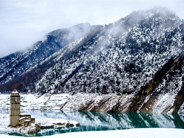 Winter hiking vacation in Spain, Spanish Pyrenees