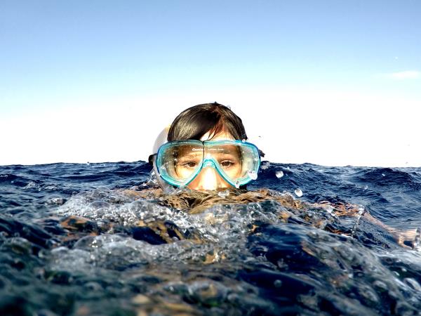 Family learn to scuba dive holidays