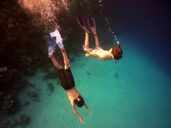 Family learn to scuba dive holidays