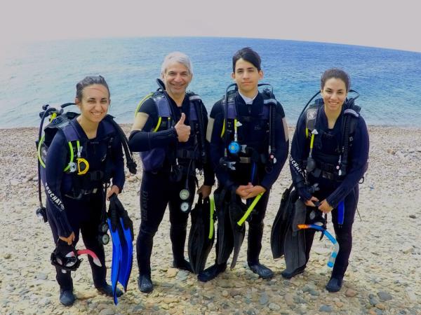 Family learn to scuba dive holidays