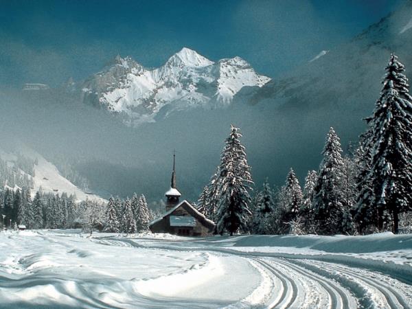 Kandersteg winter hiking vacation in Switzerland