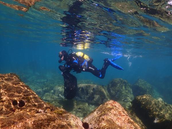 Dive to remove plastic waste from the sea in Barcelona