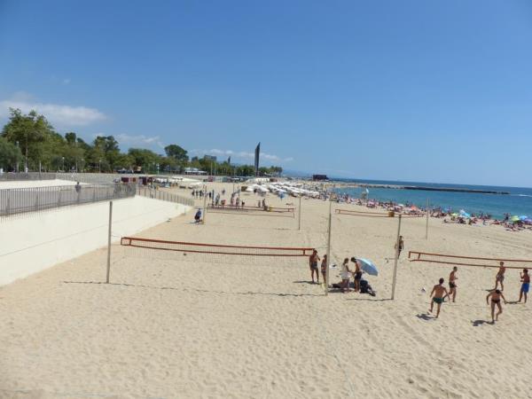Dive to remove plastic waste from the sea in Barcelona