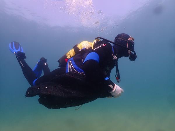 Dive to remove plastic waste from the sea in Barcelona