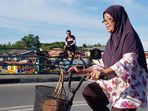 Cycling tour across Borneo