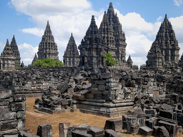 Indonesia small group tour, temples and dragons