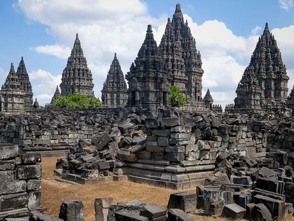 Indonesia small group tour, temples and dragons