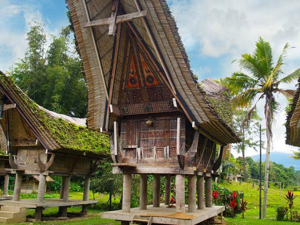 Indonesia small group tour, temples and dragons