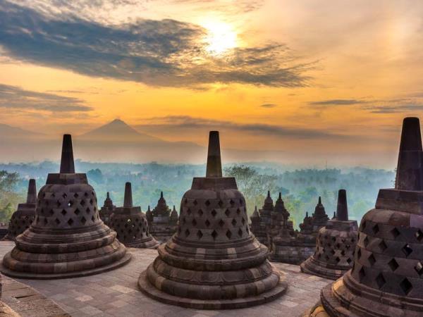 Indonesia tour, volcanos, Orangutans & beach