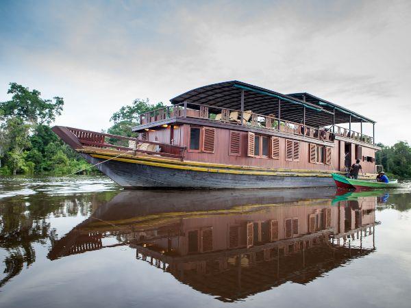 Indonesia tour, volcanos, Orangutans & beach
