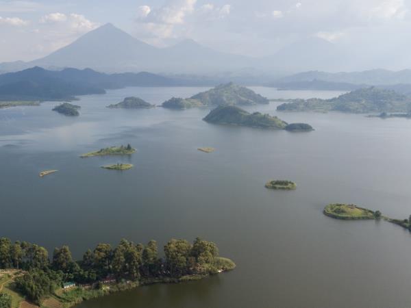 Lake Mutanda gorilla safari in Uganda