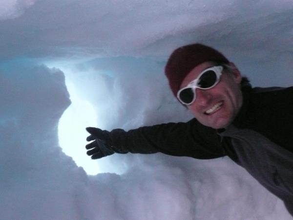 Winter trekking holiday in Scotland, snowhole expedition