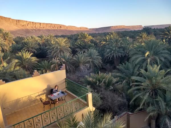 Painting vacation in Moroccan desert