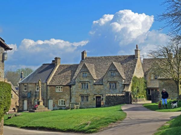 Cotswolds hiking vacation in England