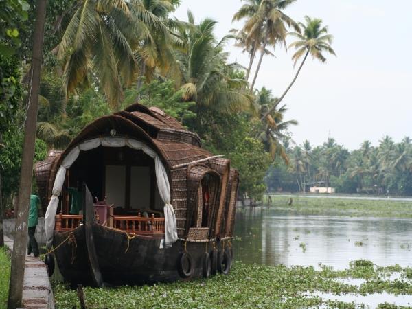 Tailor made houseboat cruise in Kerala, India