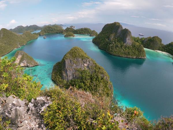 Indonesian Islands expedition cruise
