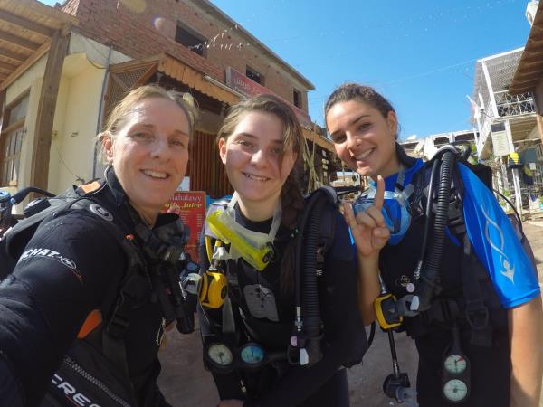 Family learn to scuba dive holidays