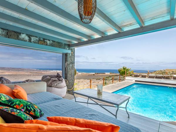 Lanzarote luxury villa with pool, sleeps 12