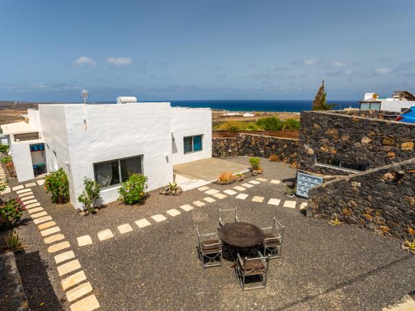 Lanzarote luxury villa with pool, sleeps 12
