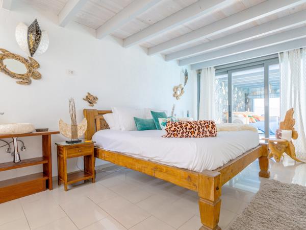 Lanzarote luxury villa with pool, sleeps 12