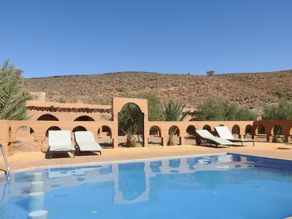 Painters retreat in Moroccan desert