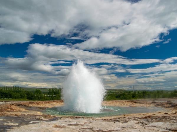 Flight free England to Iceland vacation