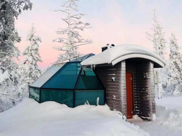 Lapland winter vacation, glass igloos and Northern Lights