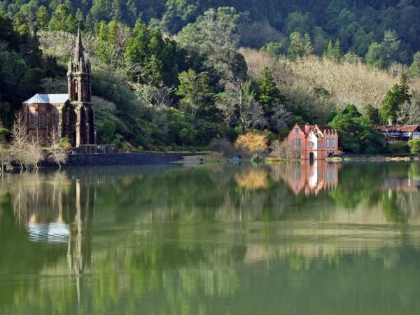 Hiking vacation in the Azores with thermal hotsprings