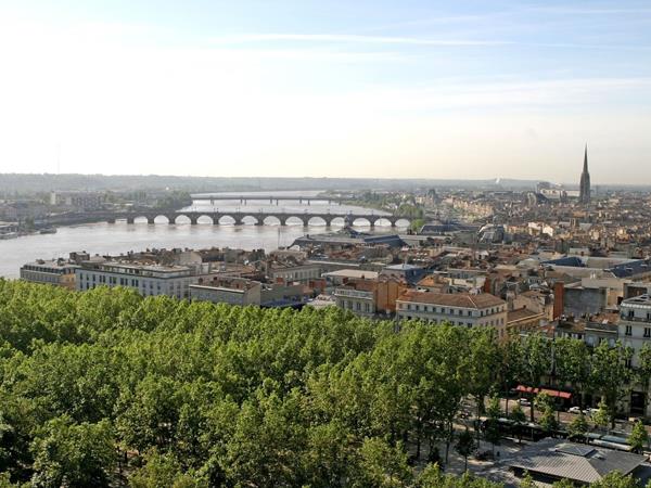 Bordeaux cycling vacations, city & vineyards