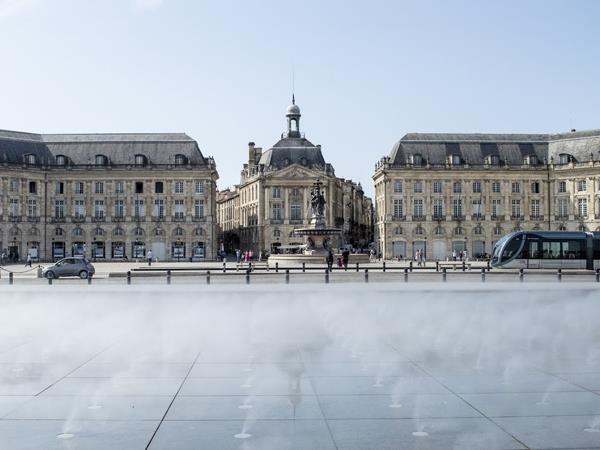 Bordeaux cycling vacations, city & vineyards