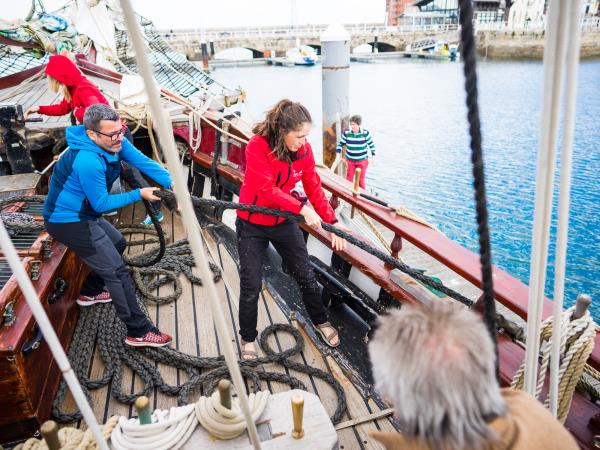 Tall ship sailing holiday in Spanish