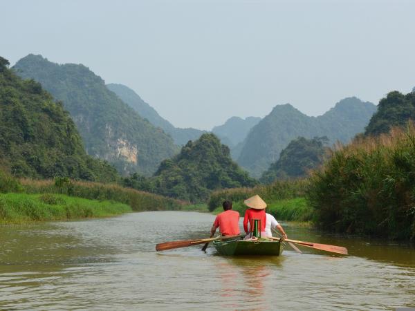 Vietnam community tour with volunteering