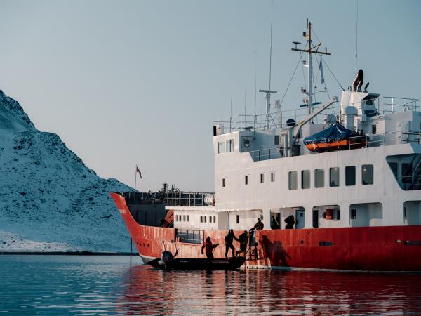 12 guests, Spitsbergen Circumnavigation cruise