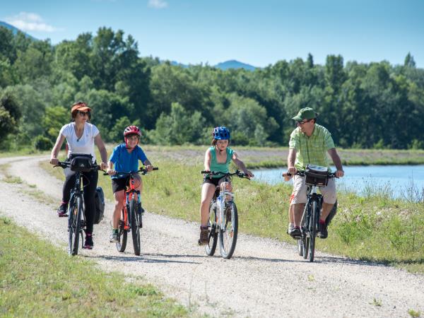 River Lot family cycling tour in France