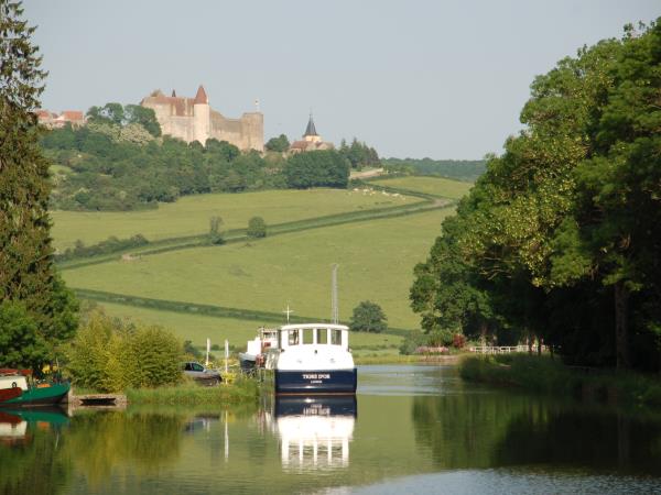 Cycle the Burgundy canal, France